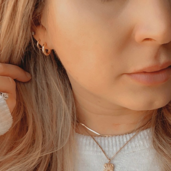 18k Gold Small Hoop Earrings Minimalist - Picture 3 of 9